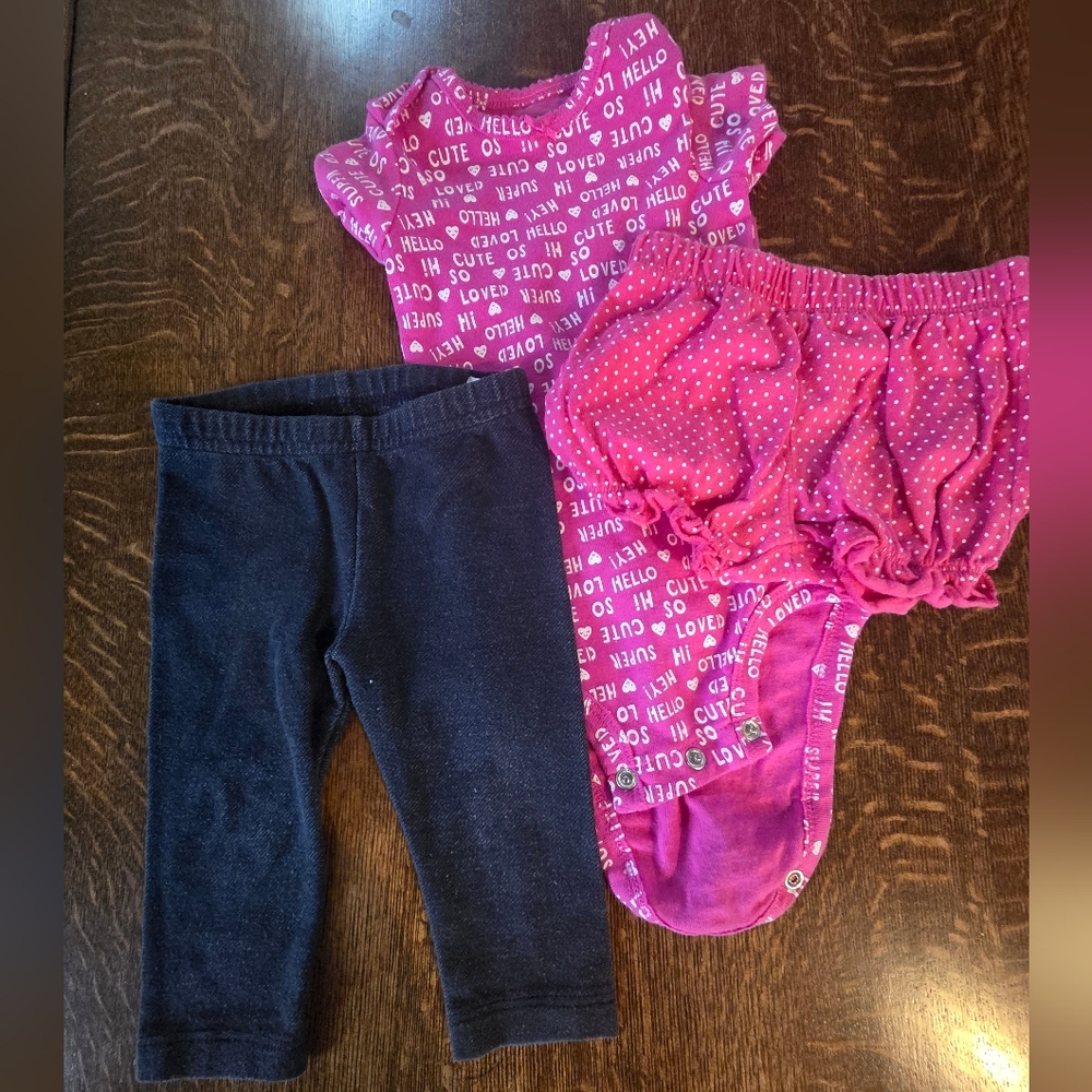 12 Month Tops and Bottoms: 3 Onesies and Blue Stretch Leggings/Ruffled Shorts - Picture 4 of 12